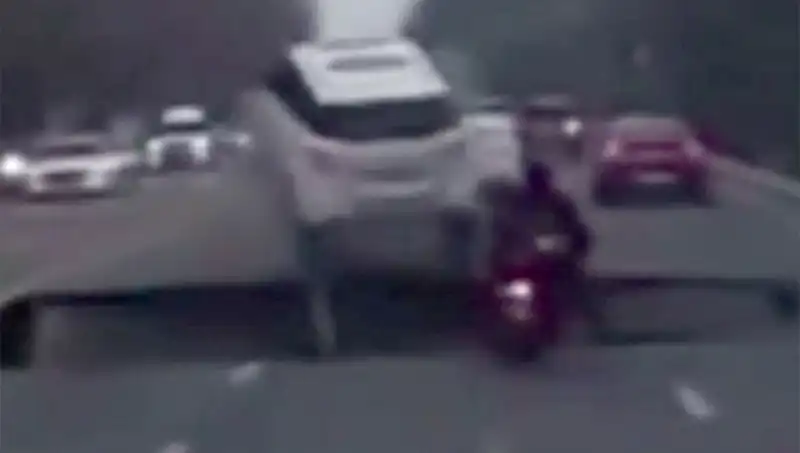 Güney Kore'deki Otoyolda Dev Çukur Motosikleti Yuttu, Şok Edici Görüntüler Ortaya Çıktı