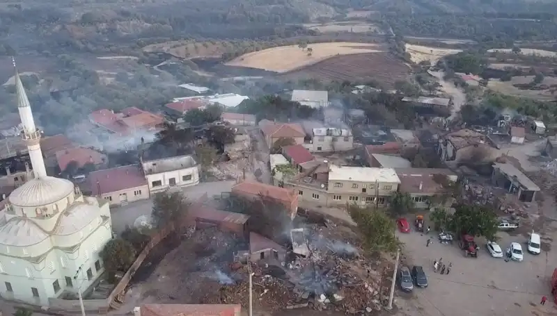 Çanakkale'de Orman Yangını: Havadan Görüntülenme Anları Hayret Verici