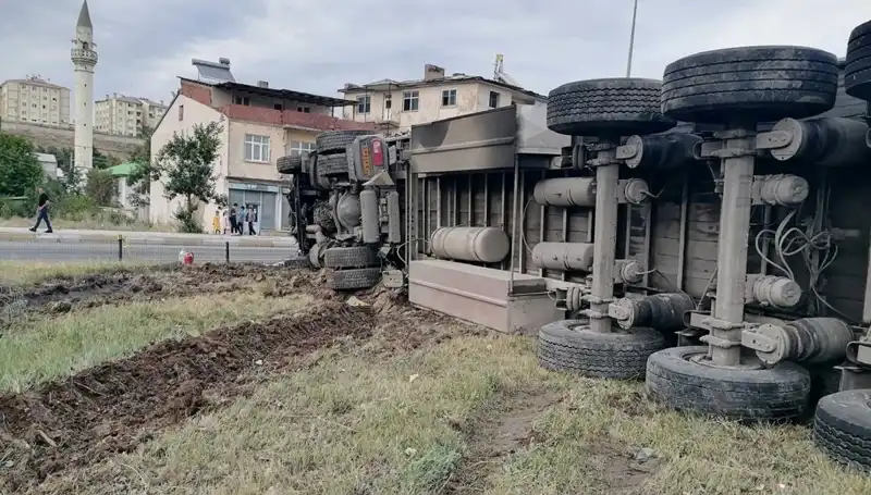 Erzurum'da Freni Boşalan TIR'ın Yola Açtığı Dehşet Anları