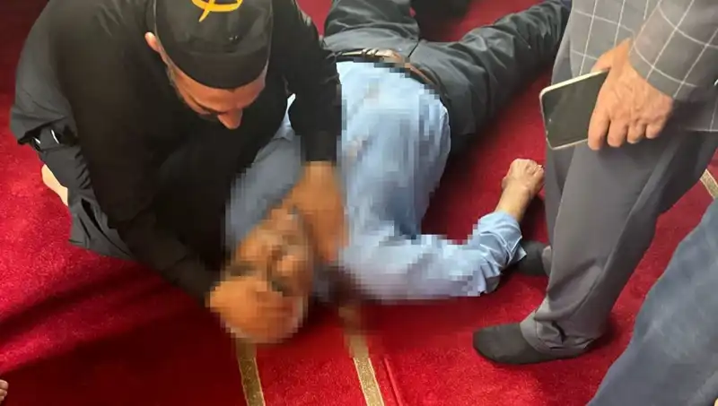 Camide Namaz Kılarken Bıçaklanan Adamın Hayatı Tehlikede! Olayın Ayrıntıları Ortaya Çıktı