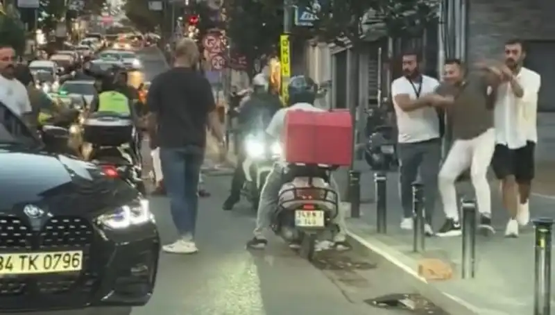 Nişantaşı'nda Yol Verme Kavgası: Kadına Sopa İle Saldırı!