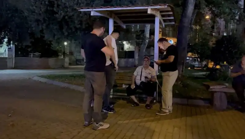 Görme Kaybı Olan Adamın Telefonunu Çalıp Kaçtılar: Güvenlik Kamerası Görüntüleri İfşa Edildi