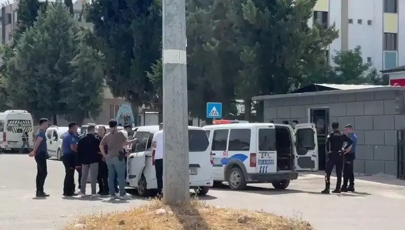 Adliye Önünde Kanlı Kavga: İki Aile Arasında Savaş Çıktı, 5 Yaralı