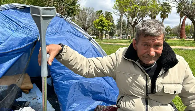 Kaza Sonrası Hayatı Değişen Genç, Parkta Çadırda Yaşıyor