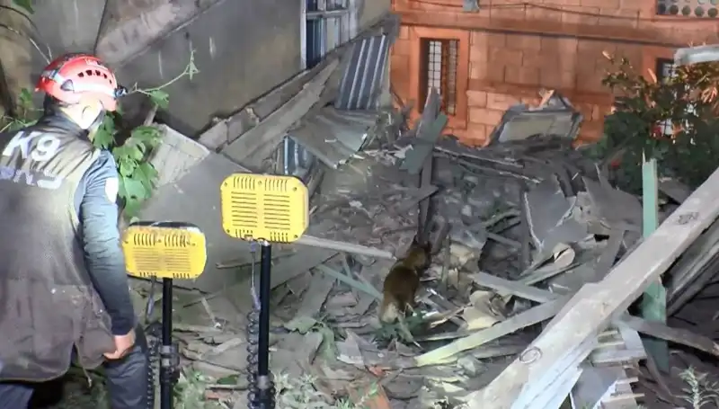 İstanbul'da Deprem Sonrası Hasar Gören Bina Çöktü: Nedenleri ve Sonuçları