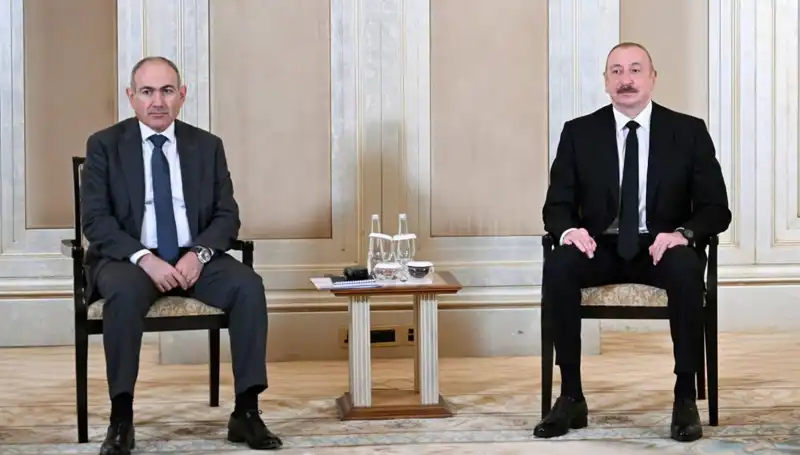 Aliyev ve Paşinyan, Abu Dabi'de Barış Süreci İçin Tarihi Adım Attı