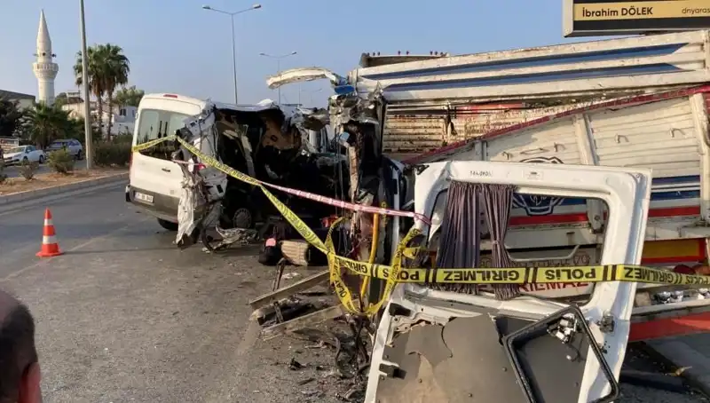 Mersin'de Trafik Kazası: Feci Kaza İki Can Aldı, On Kişi Yaralandı