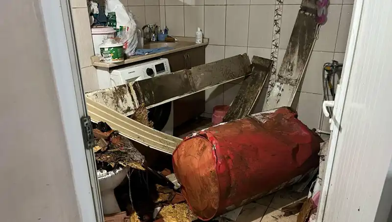 Ege'de Şiddetli Fırtına: Ağaçlar Devrildi, Caddeler Beyaza Büründü!
