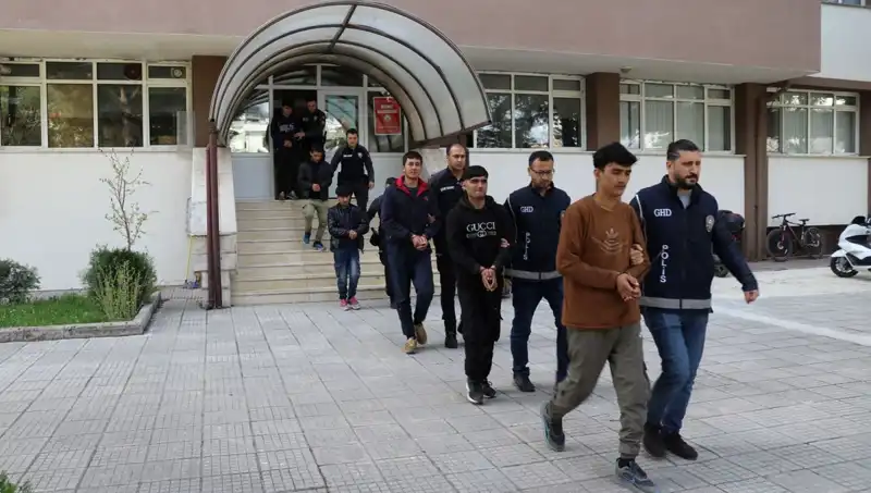 İki İlde 21 Düzensiz Göçmen Operasyonu: Kaçakçılık Çetesi Çökerildi
