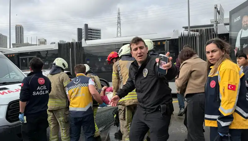Metrobüste Korkunç Kaza: Yolcu Seferleri Durduruldu, Ölüm ve Yaralılar Var