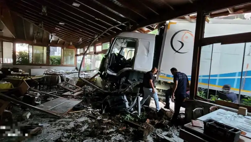 Freni Boşalan Kamyon, Kalabalık Restorana Girerek Büyük Panik Yarattı!
