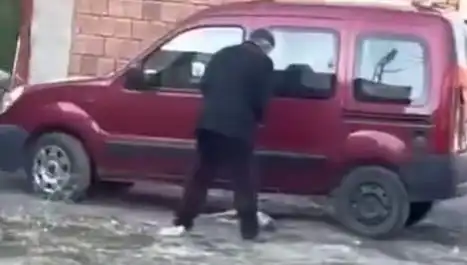 Sokak Ortasında Köpeğe Uygulanan Şiddet Güvenlik Kameralarına Yansıdı