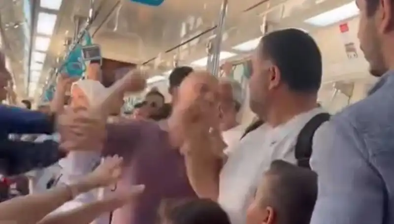 Marmaray'da Yaşanan Yumruklu Kavga Yolcuları Şoke Etti!