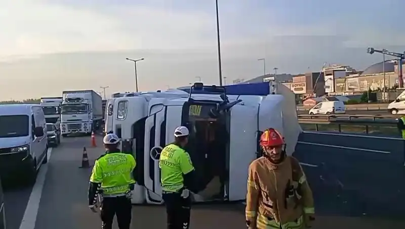 Pendik TEM Otoyolu'nda TIR Devrildi: İstanbul Yönünde Trafik Kaosu Başladı