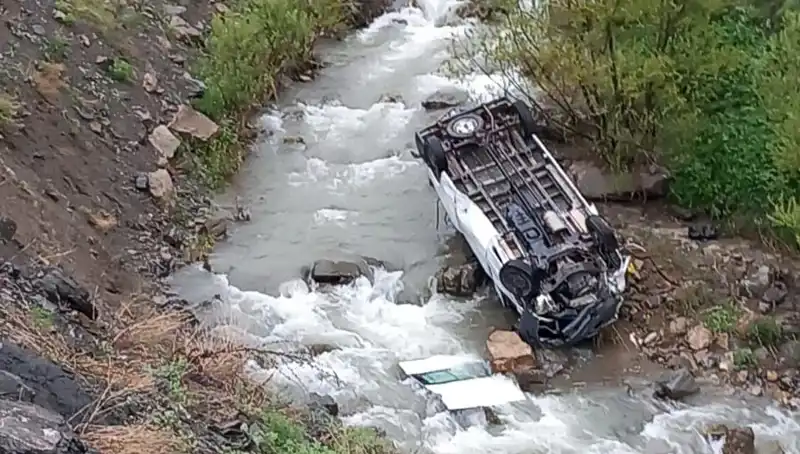 Hakkari'de Feci Kaza: Minibüs Dereye Devrildi, İki Kişi Hayatını Kaybetti