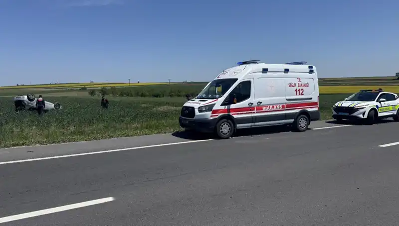 Edirne'de Devrilen Otomobilde Yaralanan Sürücü ve Eşi Hastaneye Kaldırıldı