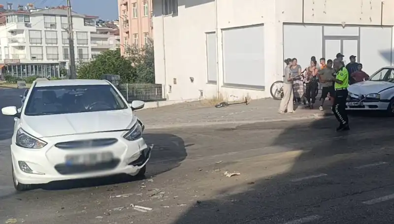 Antalya’da İki Otomobil Çarpıştı: Kaza Anı ve Sonrası Dikkat Çekti