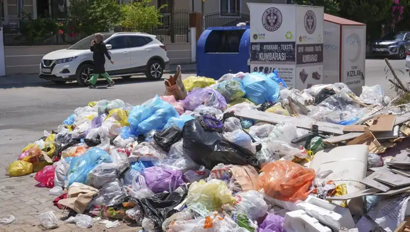 İzmir’in Sokaklarını Saran Çöp Yığınları: Çözüm Ne Olacak?