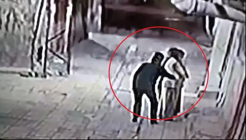Ali Cengiz Oyunu: Polis Pazarcı ve Simitçi Kılığıyla Kapkaççılara Baskın Yaptı