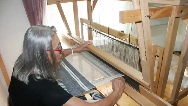 Eski Giysilerin İpleriyle Eşsiz Dekoratif Eşyalar Yaratılıyor