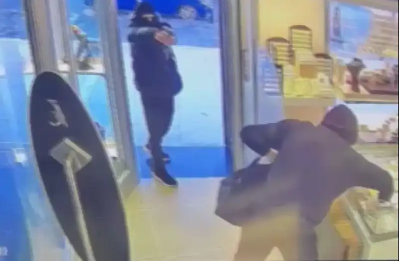Ümraniye'de Korkunç Soygun Girişimi: Maskeli Soyguncuların Saldırısı!