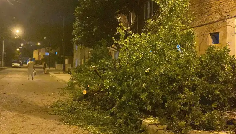 Karabük’te Fırtına: Şehir Sadece Geldi Geçti Demedi, Zarara Yol Açtı!