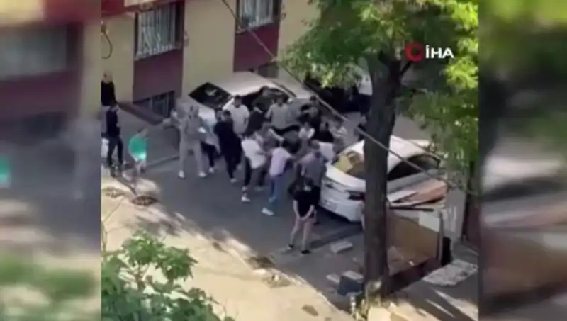 Kapıları Zorlayan Madde Bağımlısına Sert Müdahale: Mahalle Halkı Ayakta!