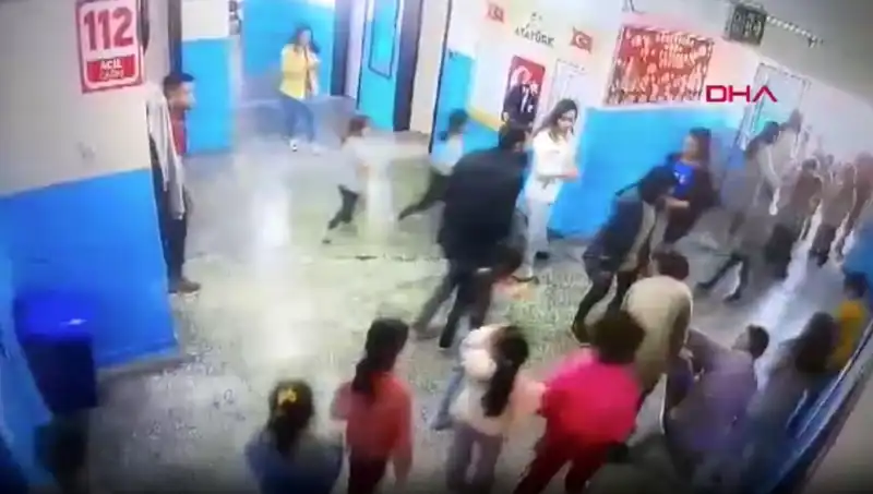Bayılan Öğrenciyi Müdür Yardımcısı Hayata Döndürdü: O Anlar Kamanda!
