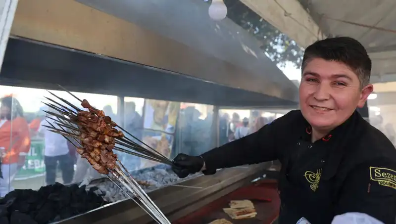 Kozan Karnavalında Yarım Ton Ciğer Tüketildi: Et Festivali Coşkusu