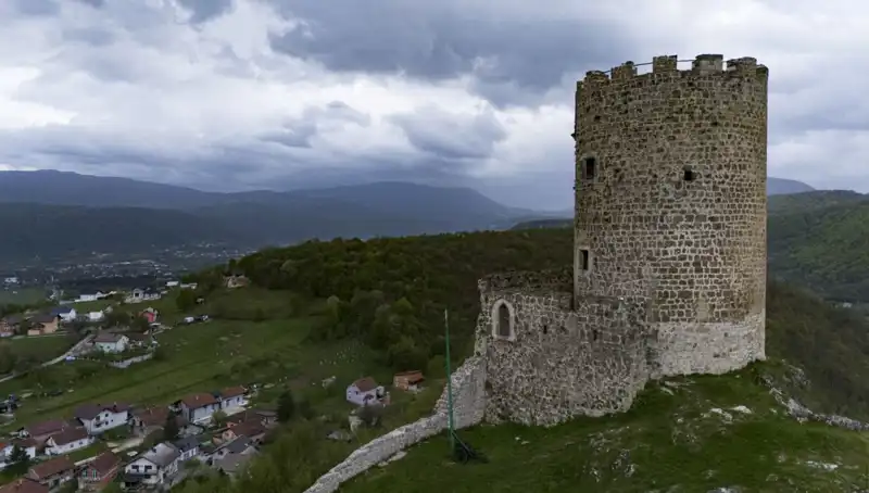 Bosna Hersek'in Tarihine Tanıklık Eden Sokolac Kalesi: Zamanla Yarışıyor
