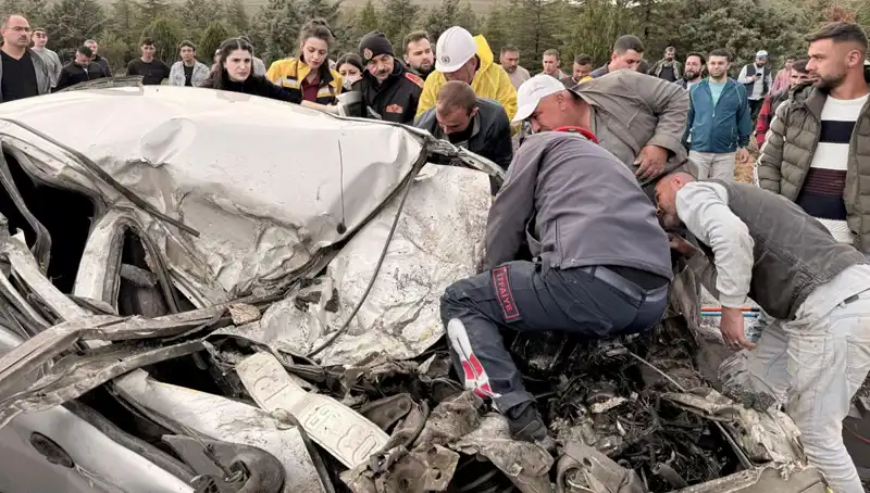 TIR ile Çarpışan Araç Kağıt Gibi Ezildi: Kaza Anı Şok Edici Görüntüler