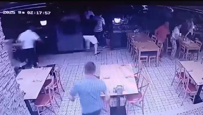 Deprem Anında Güvenlik Kamerasına Yansıyan Korkunç Anlar