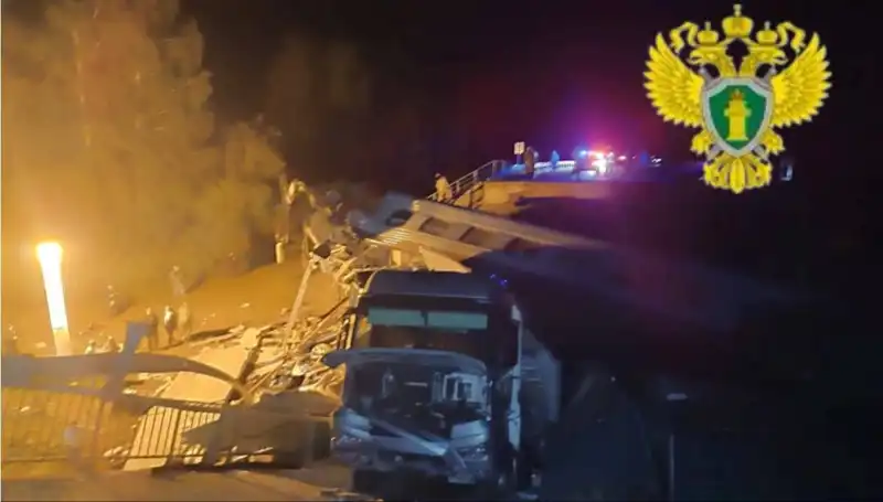 Rusya'da Şok Edici Köprü Çökmesi: Tren Üzerine Düştü, Can Kaybı Var