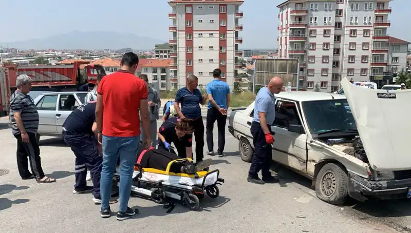 Kavşakta Meydana Gelen Trafik Kazası: 2 Yaralının Durumu Ciddi