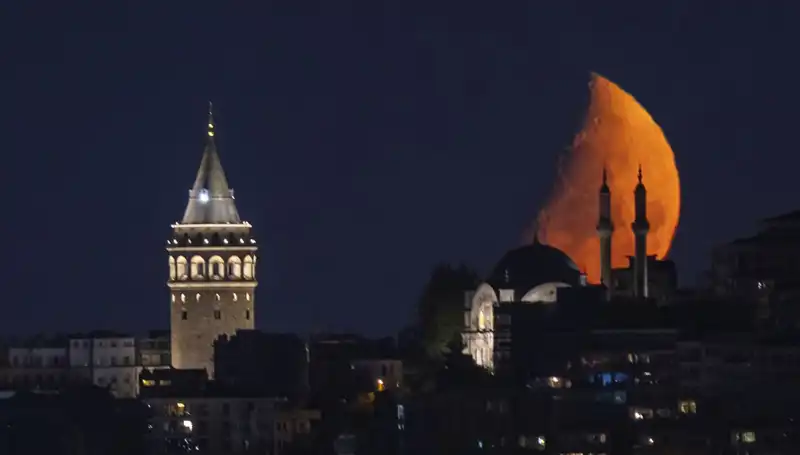 İstanbul'da Yarım Ay Gökyüzünde Büyülüyor: Astronomik Etkinlikler Ziyaretçileri Bekliyor