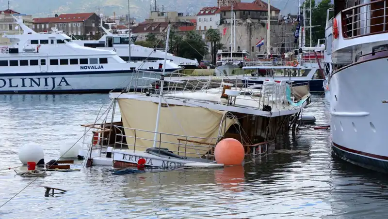 Hırvatistan'da Şiddetli Fırtına Feribot ve Gemi Çarpışmasına Neden Oldu