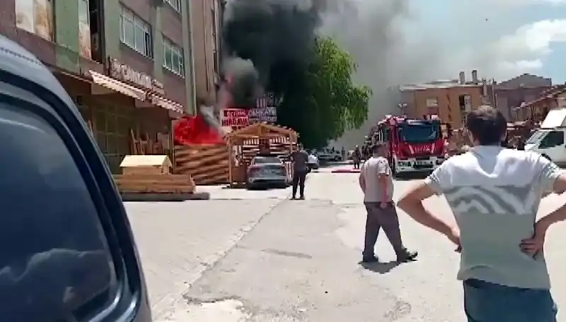 Ankara'da Yangın Paniği: İş Yerleri Alev Alev Yandı