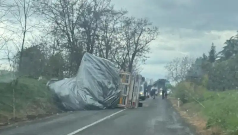 Tekirdağ'da Saman Yüklü TIR Devrildi, İki Şehirde Trafik Durdu