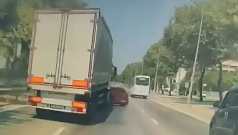 Bursa'da Kör Nokta Kazası: Dört Araç Çarpıştı, Yaralılar Var!