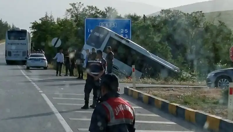 Isparta'da Korkutan Kaza: Tur Otobüsü ve Yolcu Otobüsü Çarpıştı!