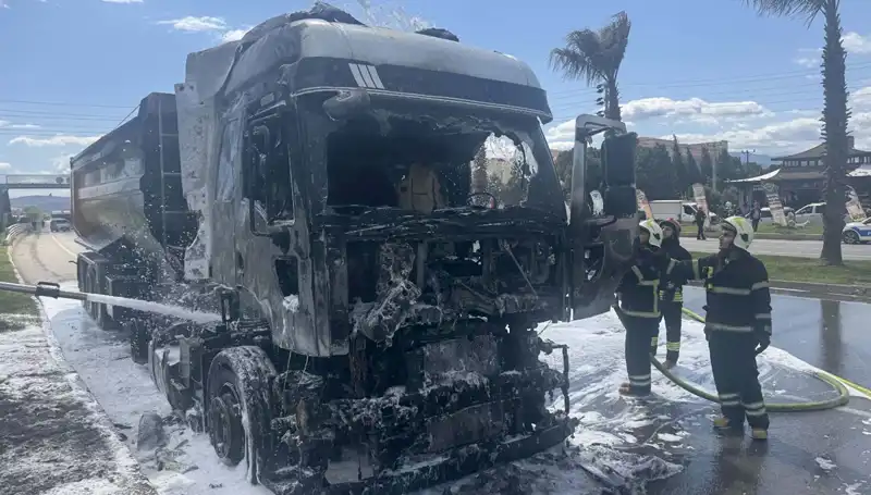 Kum Yüklü TIR’da Şok Eden Yangın: İtfaiye Ekipleri Olayda Anında Müdahale Etti