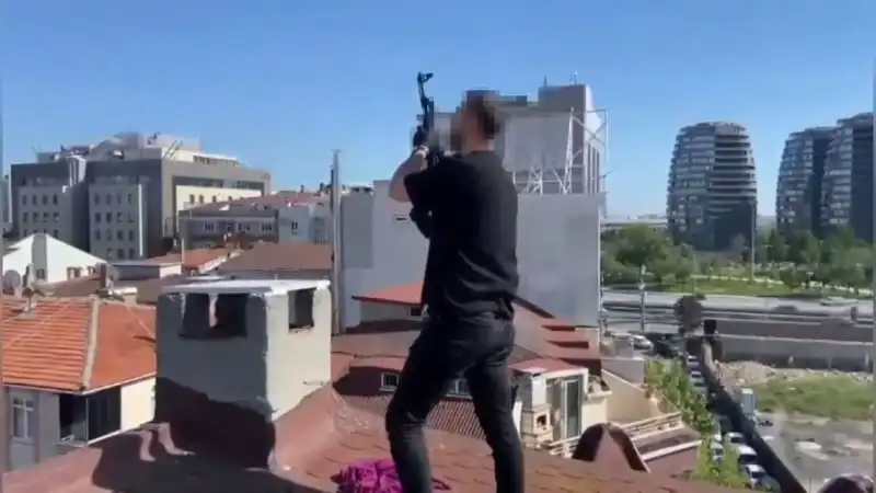 İstanbul’da Çatıya Kaçan Şüpheliler, Bacadan AK-47 Silahı Çıktı!