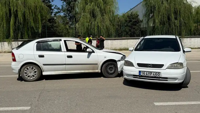 İki Otomobil Çarpıştı: Trafikte Korkutan Kaza ve İki Yaralı