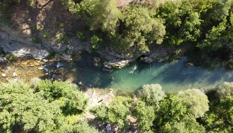 Adana’da Bunalıcı Nem, Yaylacılar Doğal Sularla Serinliyor!