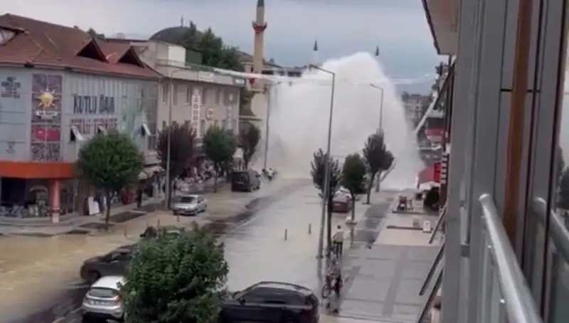 İçme Suyu Hattı Patladı: Şehirde Su Fırtınası Yaşandı