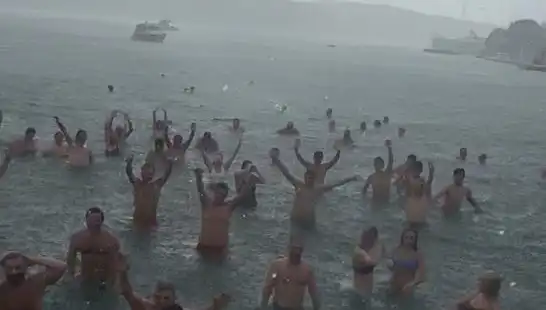 İstanbul Bebek Sahili'nde Yağmura Rağmen Denize Girenler Şaşırttı