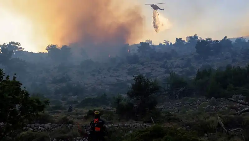 Eğriboz Adası’ndaki Orman Yangını Nedeniyle 2 Köy Tahliye Edildi