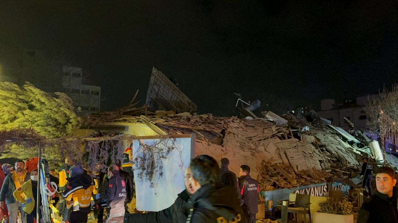 Konya'da Şehir Merkezinde 3 Katlı Bina Çöktü