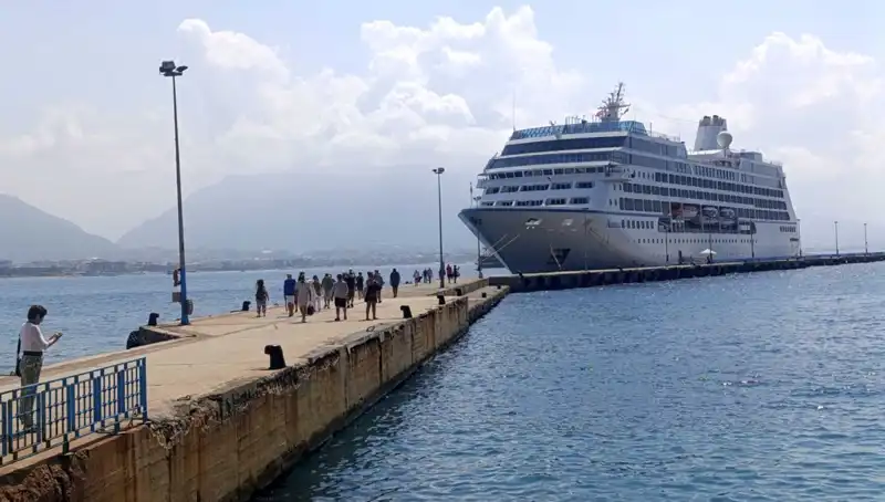 Alanya'da ABD'li Turistlerin Kruvaziyer Keyfi: Şehirde Renkli Anlar Yaşandı