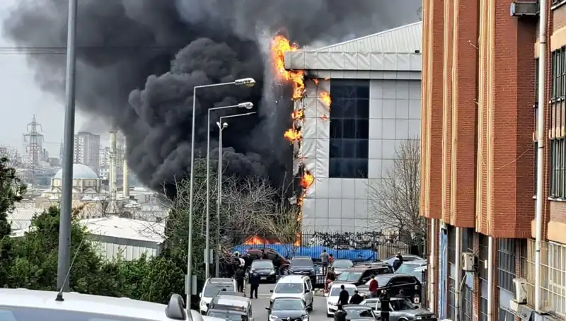 Başakşehir’de Sanayi Sitesinde Yangın: Ekipler Müdahale İçin Seferber Oldu